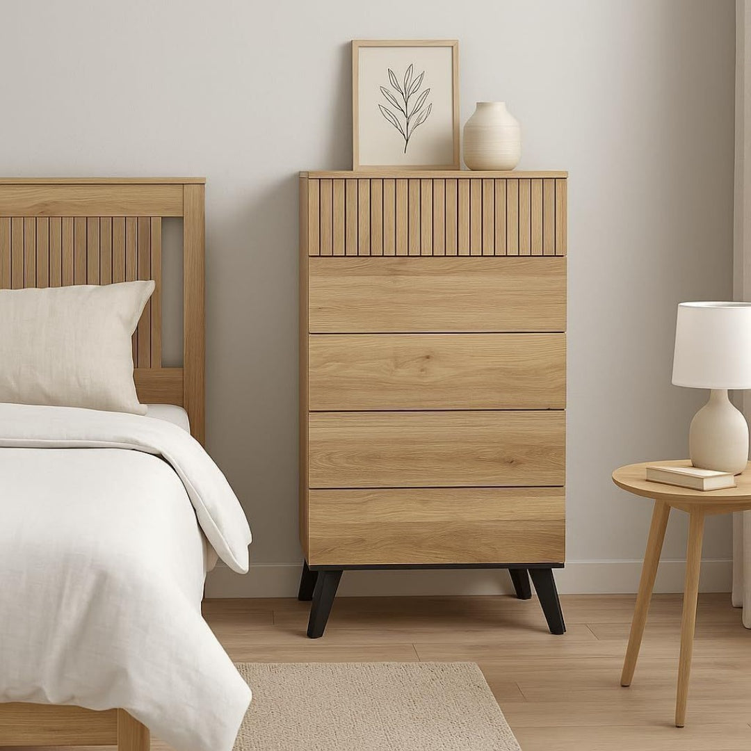 Un espace mieux organise grace a ce buffet a l'aspect bois, finition bois naturel