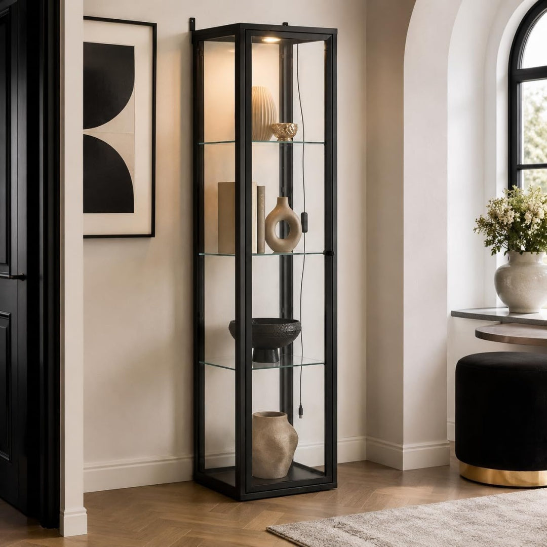 Une silhouette equilibree pour ce buffet avec portes, avec etageres, teinte bois naturel