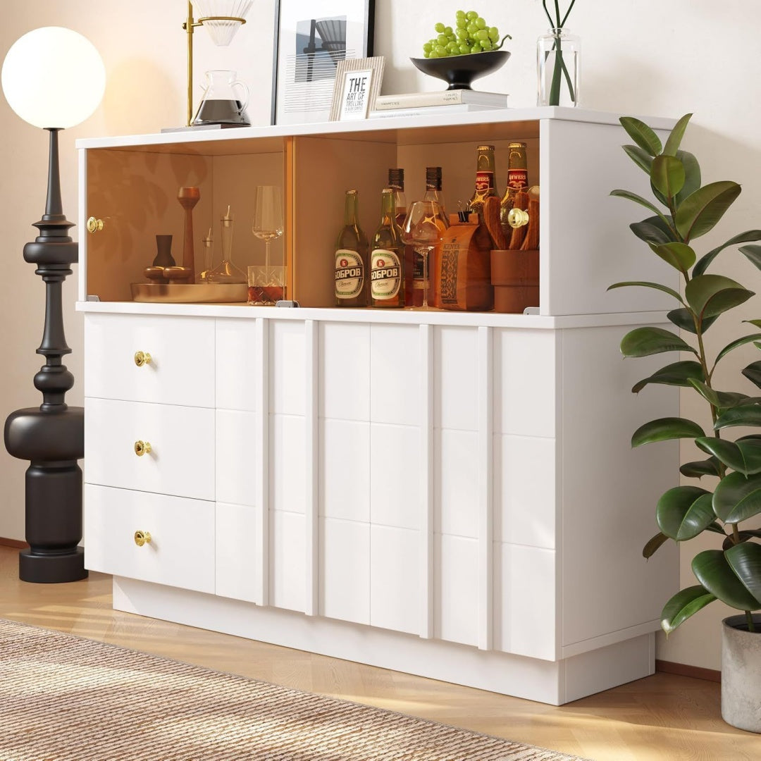 Un espace mieux organise grace a ce buffet avec portes, avec etageres, finition blanc et vert