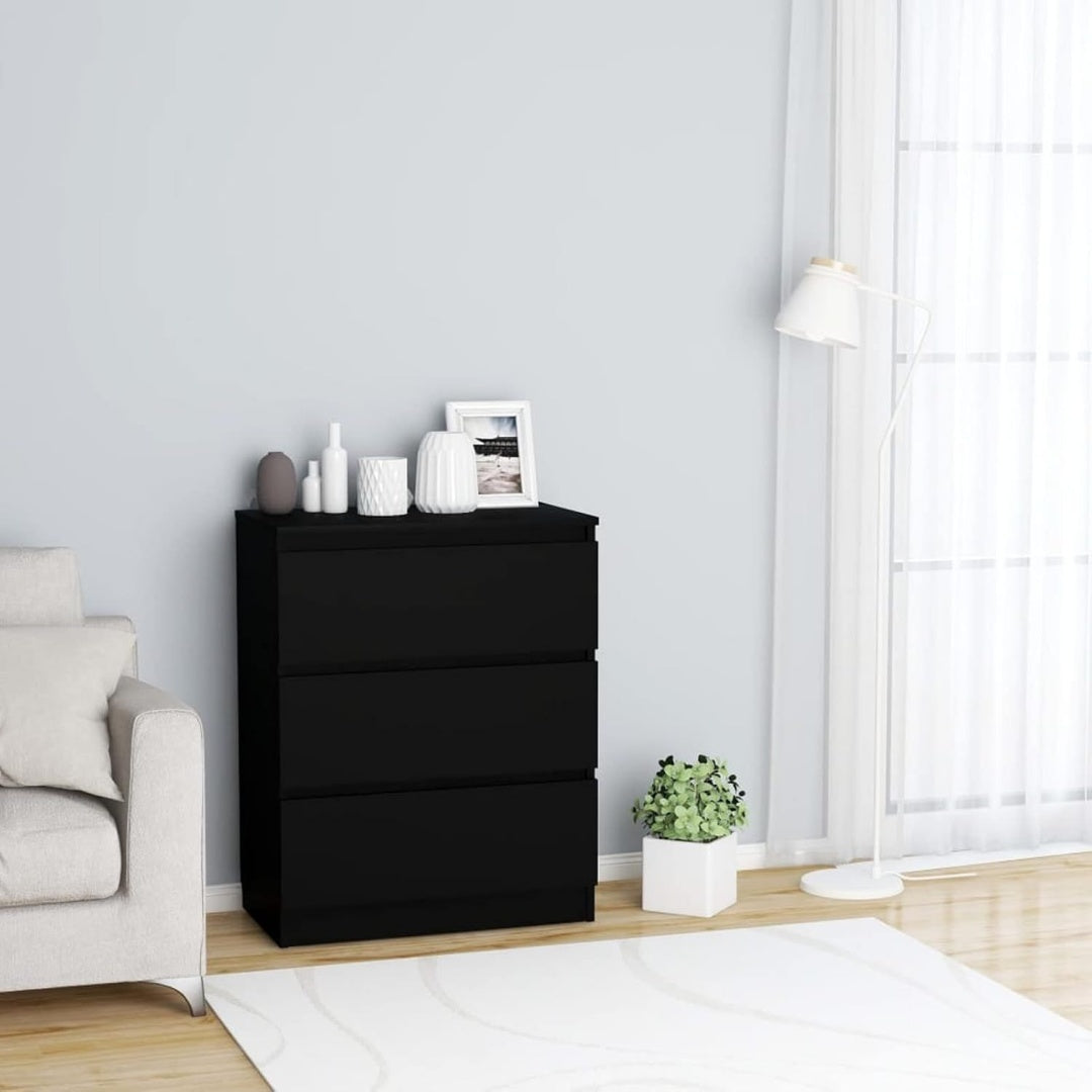 Une silhouette equilibree pour ce commode avec tiroirs, avec portes, teinte bois naturel et vert