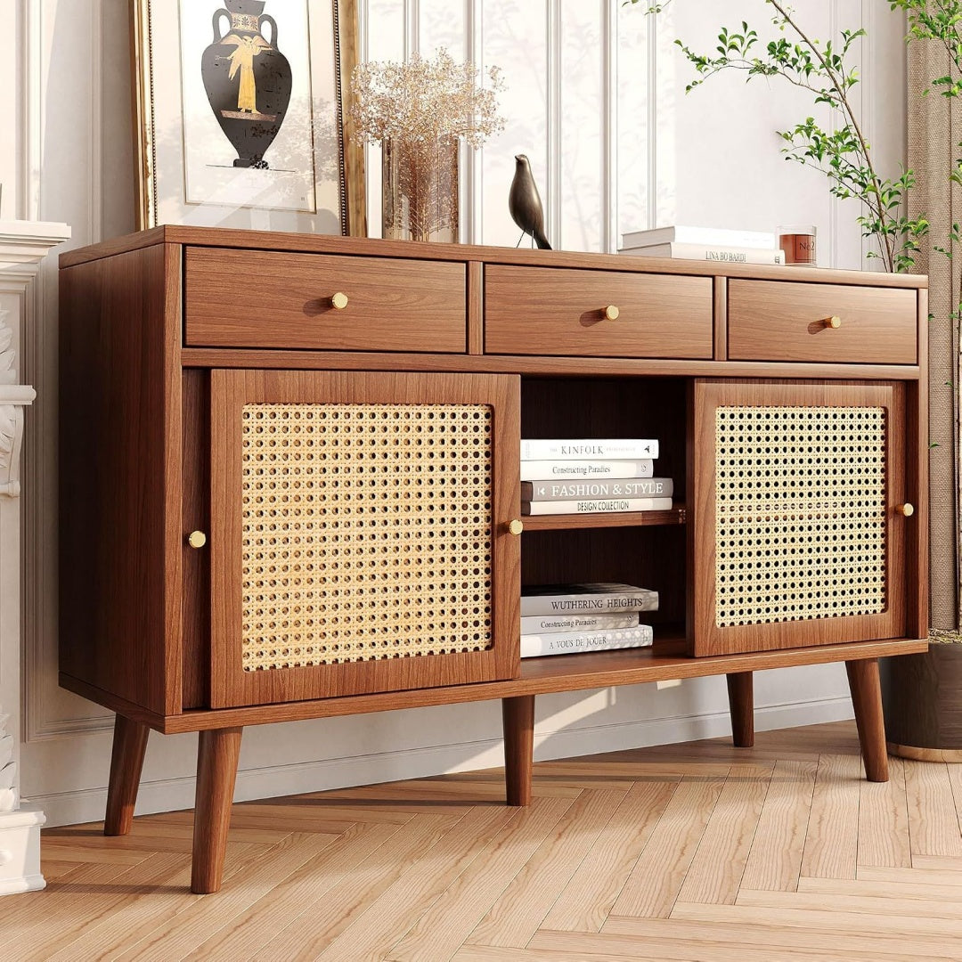 Une touche de caractere, buffet avec portes, aux accents metalliques dans un ton vert et bleu